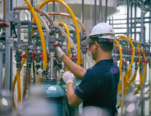 Employé vérifiant les niveaux d'eau pour la déionisation